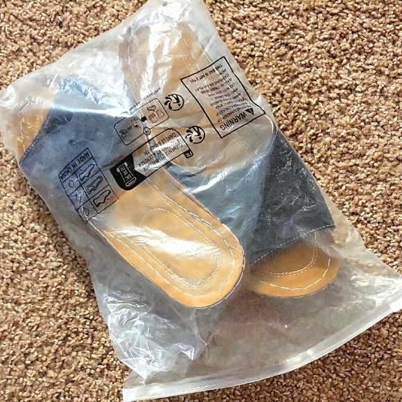 H&M Shoes - Black Ladies Sandals With Flower Detail NEW Sz10.5